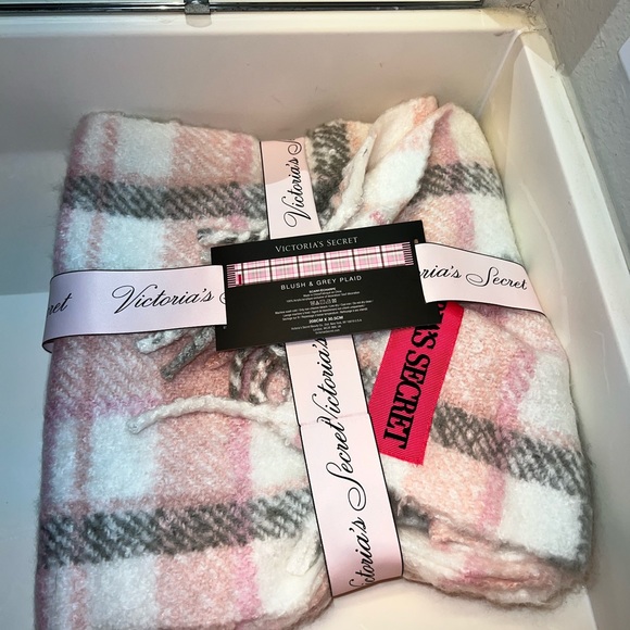❌SOLD❌ Victoria’s Secret BUNDLE - accordion card holder & Blush pink gray scarf - Picture 15 of 16